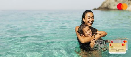 Frau mit Kind im Meer